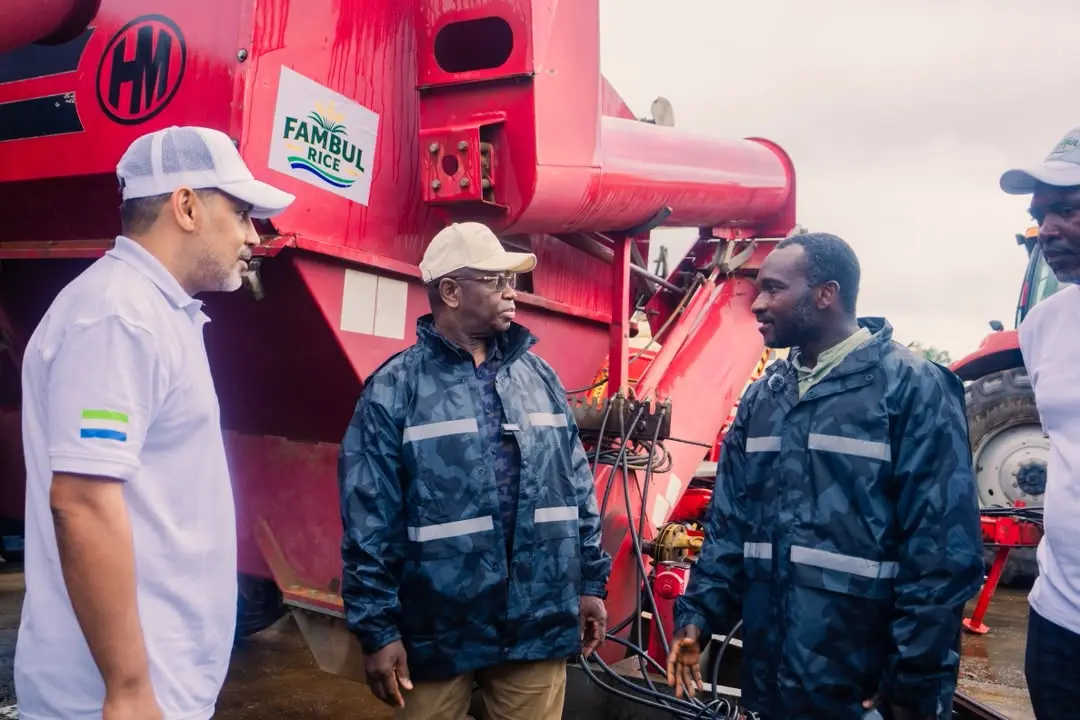 President Bio speaks with members of the Fambul Rice team